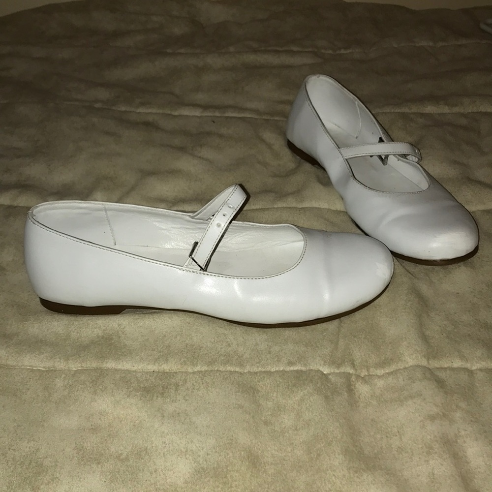 White leather flats, thin strap